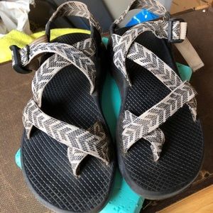 Chacos 6 white and black